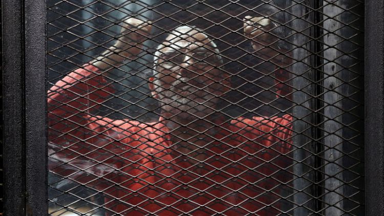 محكمة مصرية تعاقب محمد بديع وخيرت الشاطر بالسجن المؤبد في قضية مكتب الإرشاد