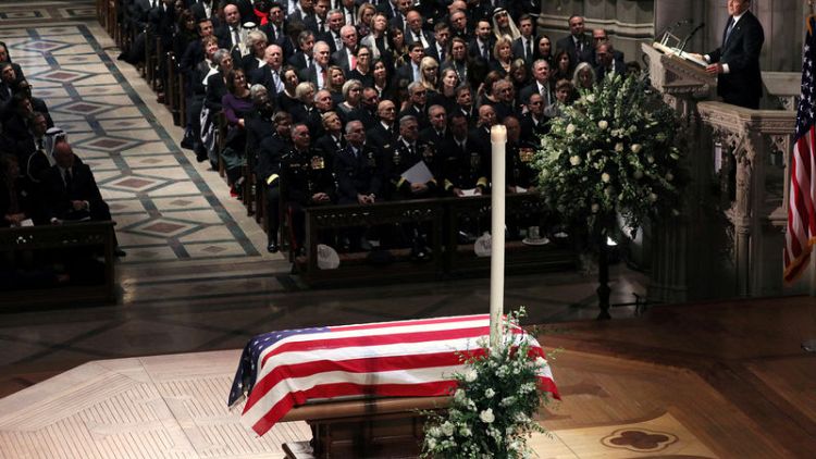 مصحح-زعماء أمريكيون وأجانب يشيعون بوش الأب "رجل الدولة العسكري" في جنازة مهيبة