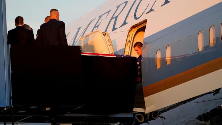 وصول الطائرة التي تحمل جثمان الرئيس الأمريكي الراحل بوش الأب إلى هيوستون