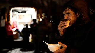 طهاة يقدمون الحساء المجاني للمشردين في شتاء سان بطرسبرغ القارس