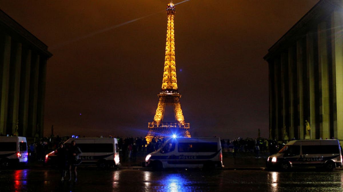 فرنسا: إغلاق برج إيفل ونشر 89 ألف فرد أمن تحسبا للاحتجاجات