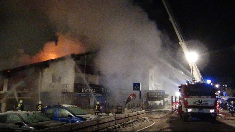 Incendio in albergo, evacuate 40 persone