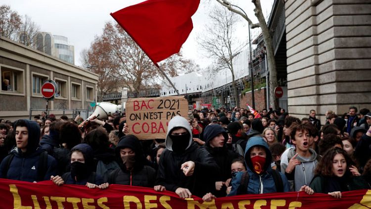 فرنسا تدافع عن استخدام الأساليب الأمنية الصارمة ضد الطلاب المحتجين