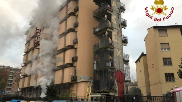 Fiamme in ex hotel occupato a Firenze Fiamme in ex hotel occupato a Firenze
