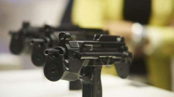 Polizia locale con pistola tipo 'mitra' Polizia locale con pistola tipo 'mitra'