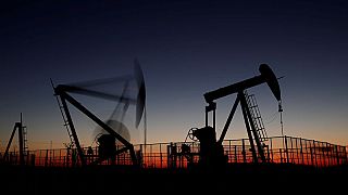 أسعار النفط تقفز بعد اتفاق أوبك وحلفائها على تخفيضات في الإنتاج لكنها تتراجع من أعلى مستوياتها للجلسة
