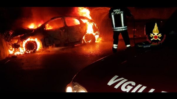 Auto va a fuoco, 3 giovani ustionati Auto va a fuoco, 3 giovani ustionati
