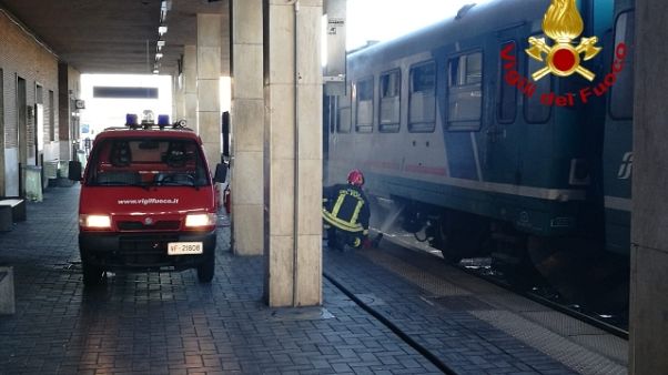 In fiamme locomotore treno,nessun ferito In fiamme locomotore treno,nessun ferito