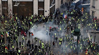 الشرطة تطلق الغاز المسيل للدموع على المحتجين في وسط باريس
