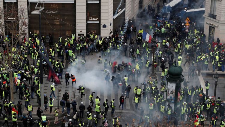 الشرطة تطلق الغاز المسيل للدموع على المحتجين في وسط باريس
