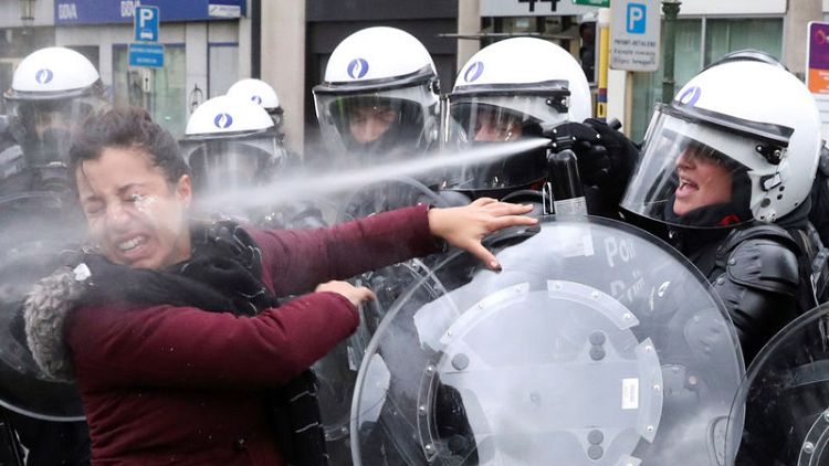 Brussels police arrest hundreds in 'yellow vest' riot
