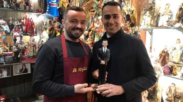 Di Maio in strada presepi di Napoli Di Maio in strada presepi di Napoli