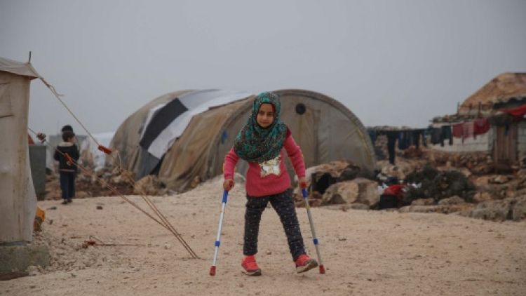 Née sans jambes, une petite Syrienne troque des boîtes de conserve pour des prothèses