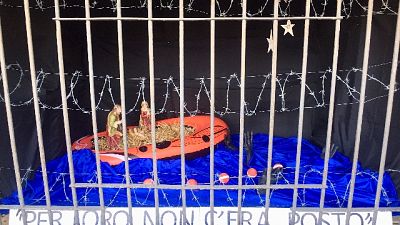 Presepe con profughi su gommone a Milano Presepe con profughi su gommone a Milano