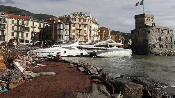 Sindaco Rapallo protesta yacht spiaggia Sindaco Rapallo protesta yacht spiaggia