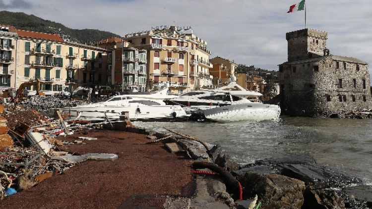 Sindaco Rapallo protesta yacht spiaggia