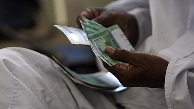 الجنيه السوداني يهبط ويسجل أكبر فارق عن السعر الرسمي منذ خفض قيمته