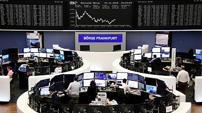المستثمرون يتخلصون من الأسهم الأوروبية وسط مخاطر سياسية