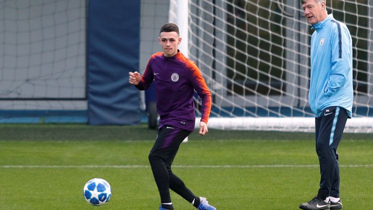 Teenager Foden extends Manchester City deal to 2024