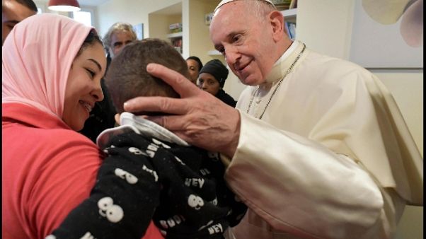 Papa: bimbi strillano, sembro un dottore Papa: bimbi strillano, sembro un dottore