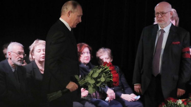 Critics label Putin a hypocrite for attending veteran dissident's wake