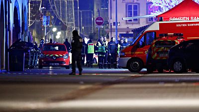 مسلح يقتل 3 أشخاص في سوق لعيد الميلاد بفرنسا قبل أن يلوذ بالفرار