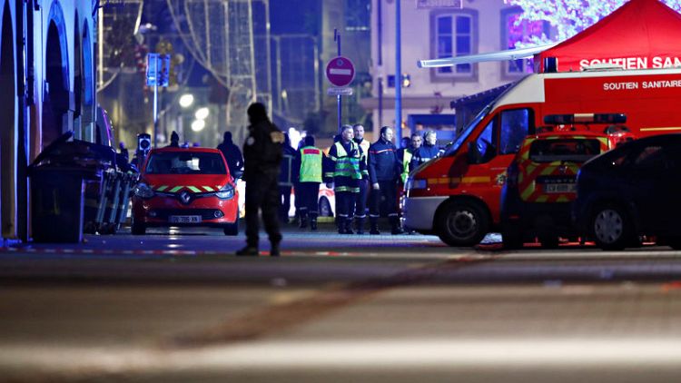 مسلح يقتل 3 أشخاص في سوق لعيد الميلاد بفرنسا قبل أن يلوذ بالفرار