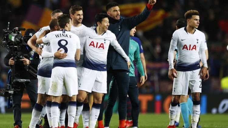Spurs reach last 16 as Moura snatches draw at Barca