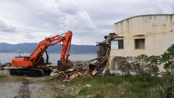Demolito stabile abusivo a Reggio C. Demolito stabile abusivo a Reggio C.