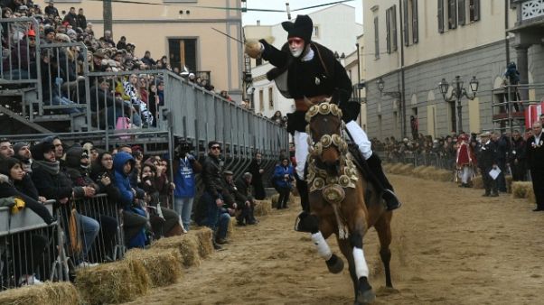 Doping: 3 cavalieri Sartiglia indagati Doping: 3 cavalieri Sartiglia indagati