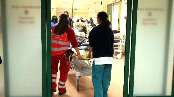 Auto colpisce scolaresca, 3 feriti lievi Auto colpisce scolaresca, 3 feriti lievi