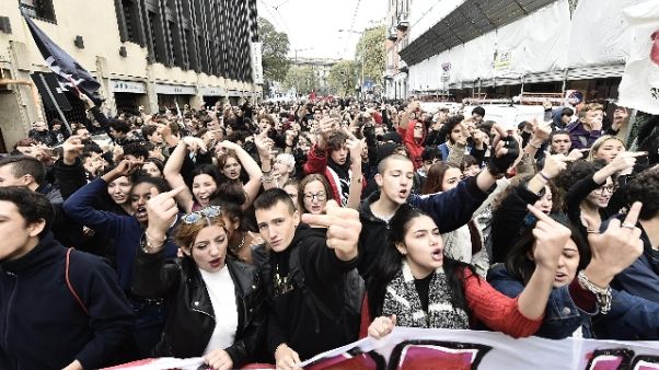 Studenti incendiano manichino di Salvini Studenti incendiano manichino di Salvini