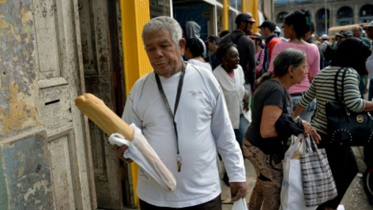 Un homme sort d'une boulangerie à La Havane, le 13 décembre 2018