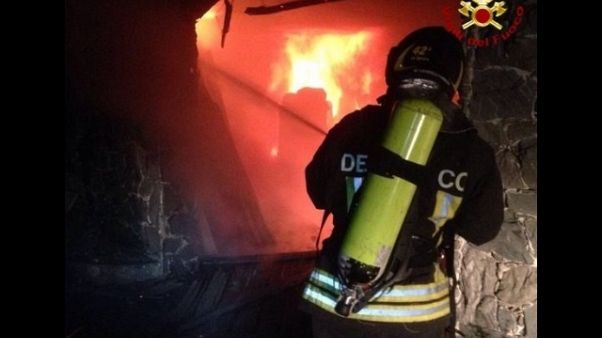 In fiamme due auto vigili urbani Genova In fiamme due auto vigili urbani Genova
