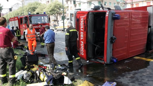 Vdf contro auto nel Milanese, 6 feriti Vdf contro auto nel Milanese, 6 feriti
