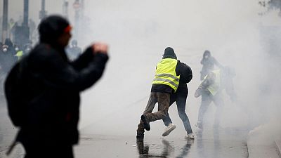 آلاف من أصحاب (السترات الصفراء) يخرجون إلى شوارع فرنسا