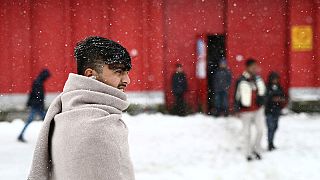 Cold weather, Croatian police stop migrants at EU frontier