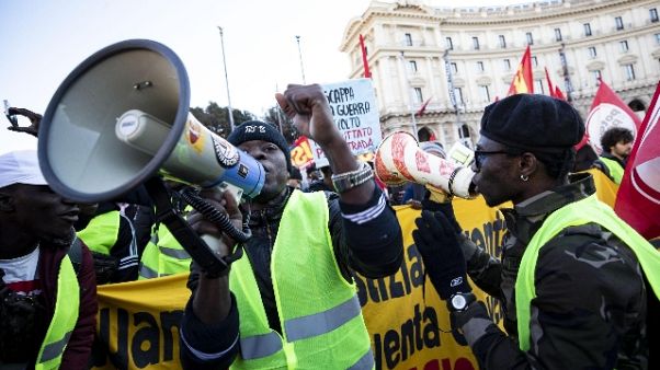 Corteo con gilet gialli. "stop razzismo" Corteo con gilet gialli. "stop razzismo"