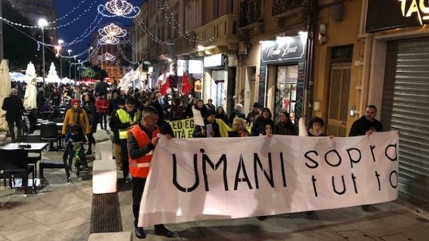 Migranti: mille in marcia a Cagliari Migranti: mille in marcia a Cagliari