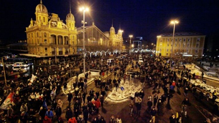 Nouvelle manifestation anti-Orban à Budapest, la grogne prend de l'ampleur