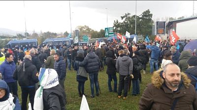 Ex Lsu-Lpu bloccano autostrada a Cosenza Ex Lsu-Lpu bloccano autostrada a Cosenza