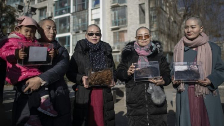 Chine: l'épouse d'un avocat se rase la tête pour réclamer justice