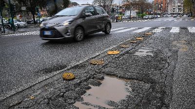Roma: Raggi, esercito per rifare strade Roma: Raggi, esercito per rifare strade