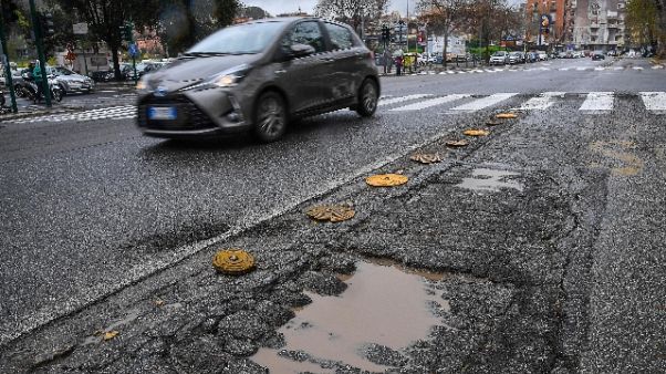 Roma: Raggi, esercito per rifare strade Roma: Raggi, esercito per rifare strade