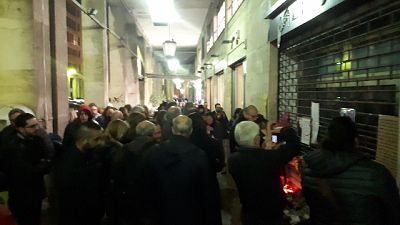 Clochard ucciso:fiori su luogo omicidio Clochard ucciso:fiori su luogo omicidio