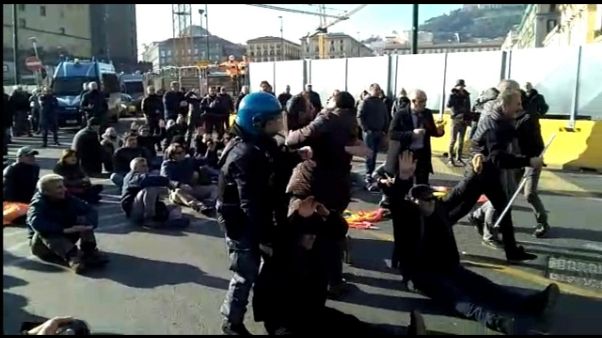 Lavoro, manifestanti in stato di fermo Lavoro, manifestanti in stato di fermo