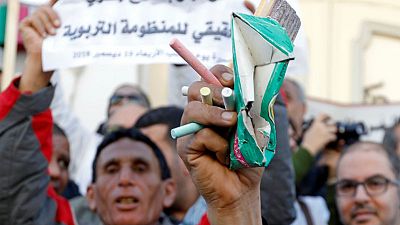 معلمو المدارس الثانوية في تونس يحتجون مطالبين بتحسين الأجور والأوضاع
