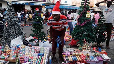 قبعات بابا نويل وزينة عيد الميلاد تغزو شوارع أفريقيا