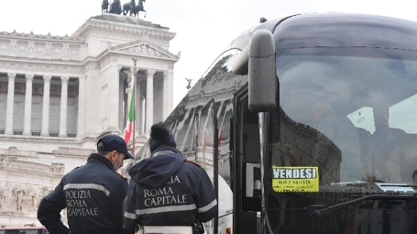 Protesta bus turistici, caos in centro Protesta bus turistici, caos in centro