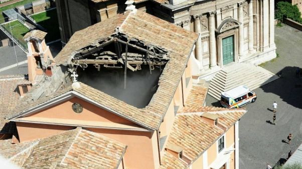 Crollo tetto, riapre chiesa centro Roma Crollo tetto, riapre chiesa centro Roma